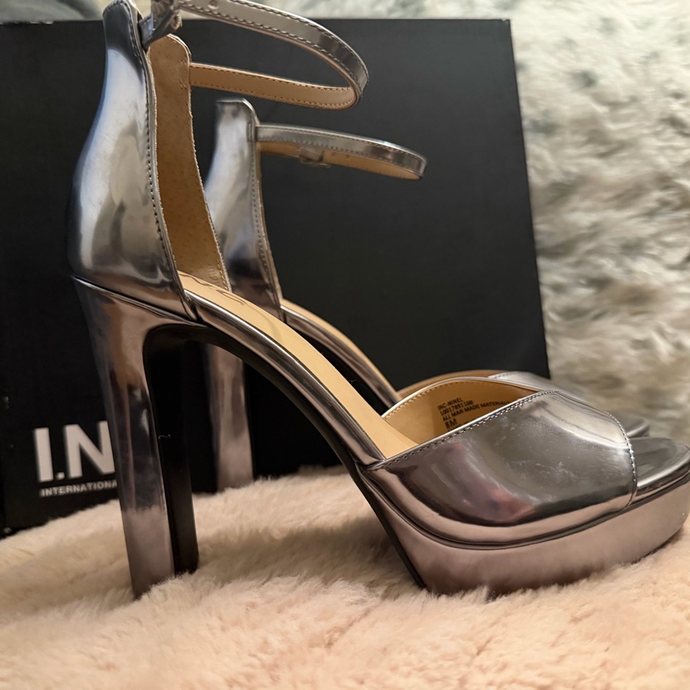 NIB INC International Concepts Metallic Silver Platform Heels size 8 - Picture 2 of 6
